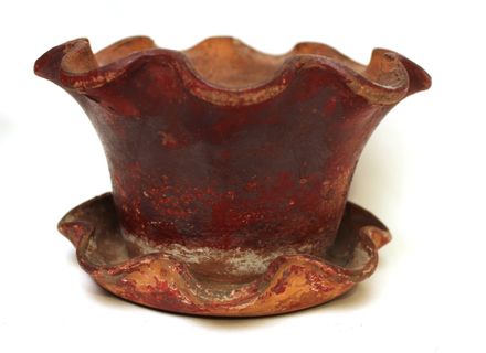 Pot à fleur Dion à suspendre, avec soucoupe intégrée, bordures ondulées, sans glaçure,, peinture rouge,  c. 1890-1910, 12 x 20 cm.