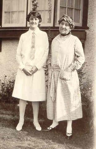 Trixie avec sa mère Béatrice Rickards à Vancouver vers 1924. Photo fournie par  Richard Haskell.