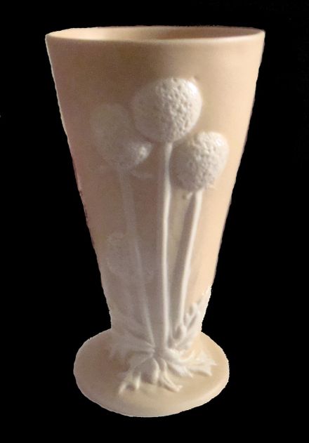 Magnifique vase à fleur de Béatrice Rickards, 21 cm de haut . Il porte la marque Vitrian de la Canadian Potteries Limited. Collection et photo Richard Haskell