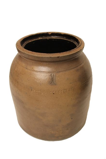 Pot de 1 gallon avec indentations que l'on retrouve chez E. L. Farrar Pottery Works Iberville, dans la période 1918-1926.