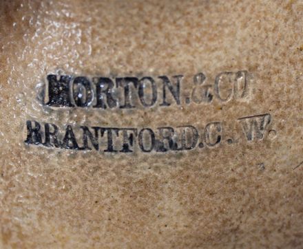 Cruche de Morton & Co, Brantford C. W. (1849-1855). Justus Morton établit cette poterie à Brantford en 1849.  William E. Warner est un associé de Morton.